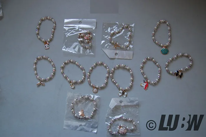 Set di bracciali «Tacobear 12 Stück Freundschaftarmband Armbänder Kinder Perlenarmband mit Anhänger Tiere …» (Tacobear)