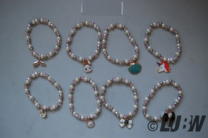 Set di bracciali «Tacobear 12 Stück Freundschaftarmband Armbänder Kinder Perlenarmband mit Anhänger Tiere …» — foto 2 dell'alert INFO/00059/22