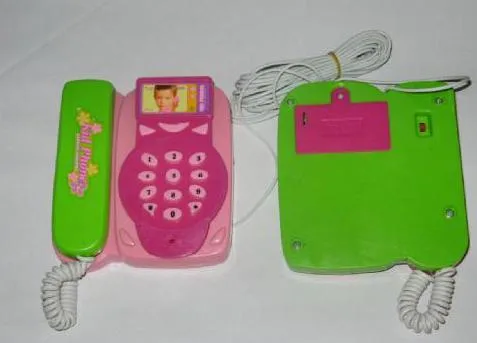 Telefoni giocattolo – Telefono in plastica per bambini in camera — foto 8 dell'alert 0546/09