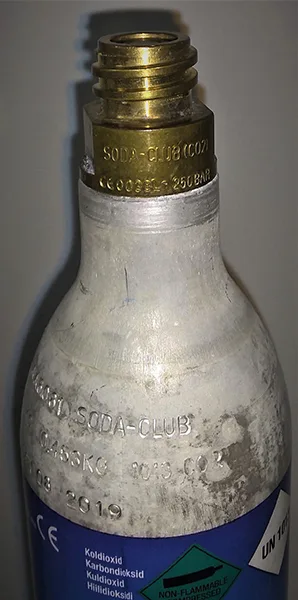 Cilindro soda-CLUB (SodaStream) per CO 2 425 gr «The labelling varies due which filling operator handled it latest as it is an exchange s…» (AGA Linde Gas, CBF Drinkit, SodaStream, Vikingsoda, Watercompany, Ölbolaget)