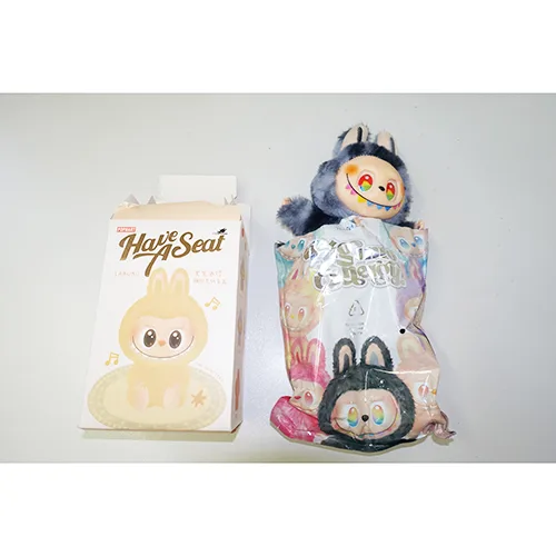 Giocattolo morbido «THE MONSTERS - Have a Seat Vinyl Plush Blind Box» — foto 5 dell'alert SR/01632/26
