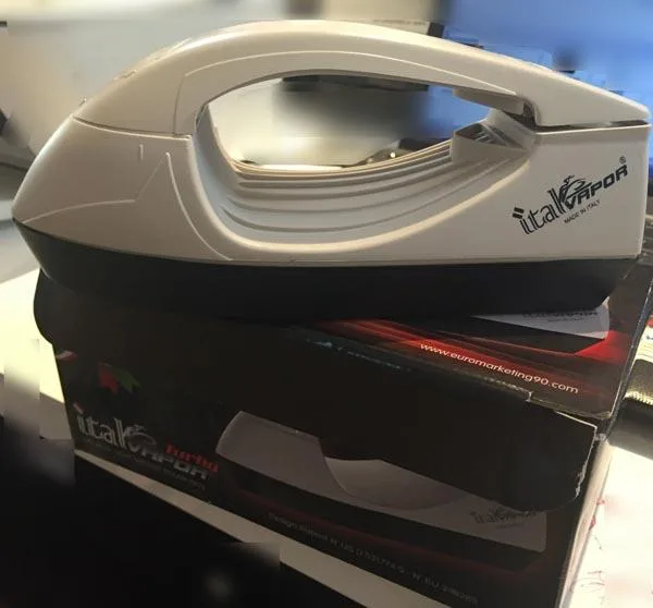 Ferro da viaggio a vapore «The New Light Weight Steam Iron» — foto 1 dell'alert A12/0335/17