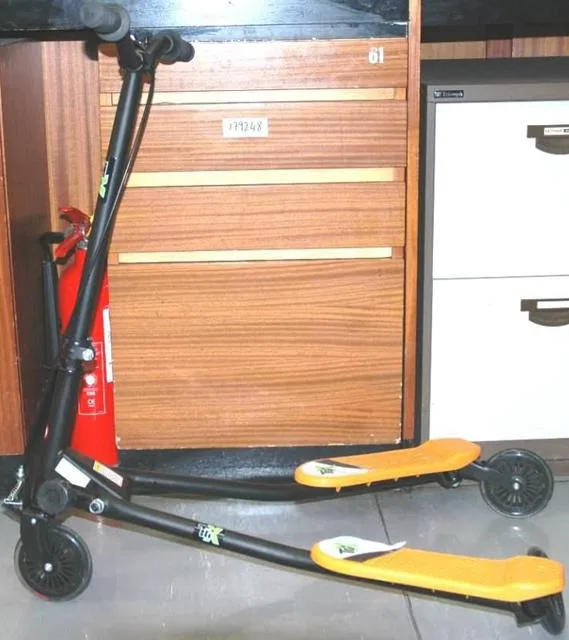 Scooter pieghevole del bambino &amp; #13; &amp; #13; &amp; #13; «Three Wheels Scooter» (TriX)