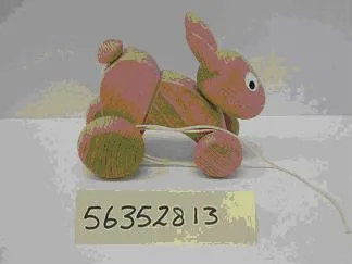 Tira-lungo giocattolo – lepre di legno su ruote. (Unknown)