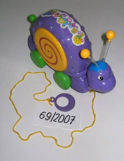 Tira-lungo giocattolo lumaca (NASIL FUNNY (on the packaging); LOVELY TOYS (on the toy))