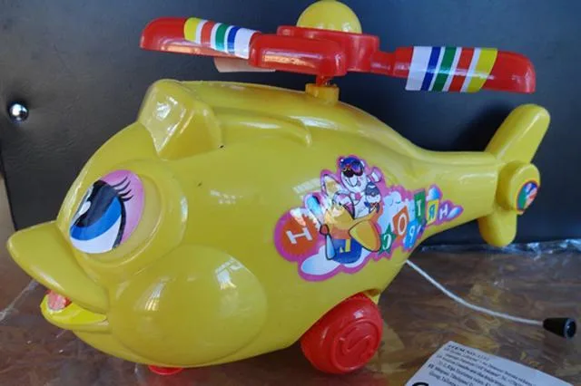 Tirare- lungo l'elicottero giocattolo «Toys» (Unknown)