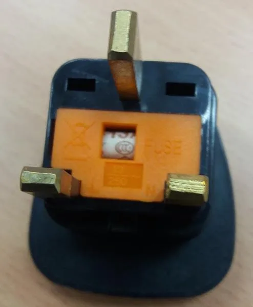 Adattatore della spina di viaggio «Travel Adapter» — foto 2 dell'alert A12/0419/18
