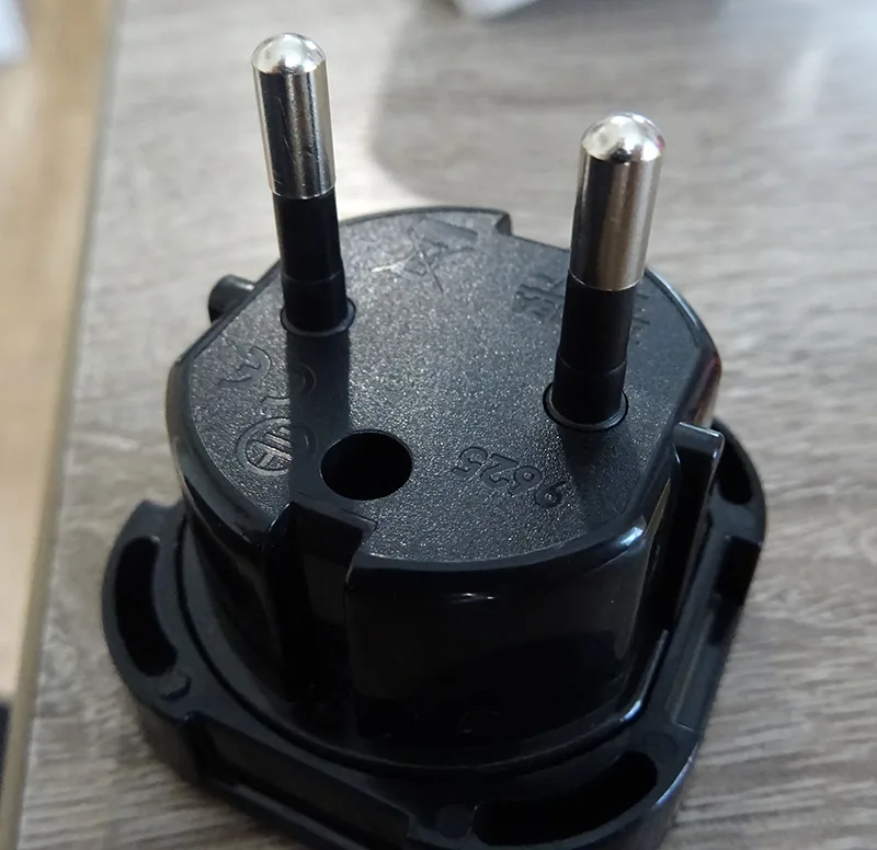 Adattatore di viaggio «Travel Adapter Plug with Safety Shutter» — foto 2 dell'alert A12/01092/20