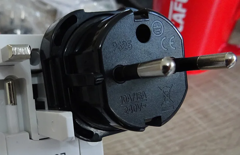 Adattatore di viaggio «Travel Adapter Plug with Safety Shutter» — foto 3 dell'alert A12/01092/20