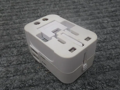 Adattatore di viaggio «Travel adapter with USB Siirtymispistokytkin, USB» — foto 2 dell'alert A12/02589/23