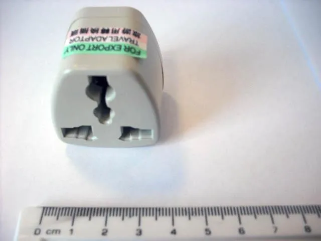 Adattatore della spina di viaggio «Travel Adaptor» — foto 2 dell'alert A12/1524/14