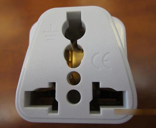 Adattatore della spina di viaggio «Travel Adaptor» — foto 3 dell'alert A12/1214/18