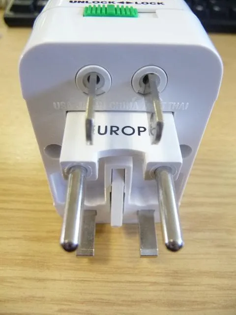 Adattatore di viaggio &amp; #13; &amp; #13; «Travel Adaptor» (TJ Morris)
