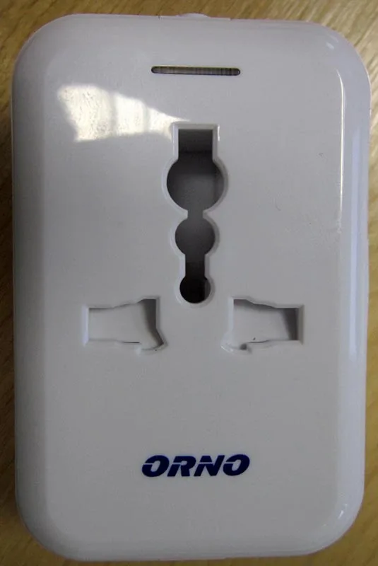 Adattatore da viaggio «Travel adaptor / World Travel Adapter» — foto 3 dell'alert A12/00147/20