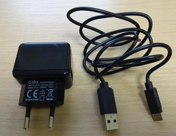 Caricabatterie «Travel Charger & Cable» — foto 2 dell'alert A12/0456/17