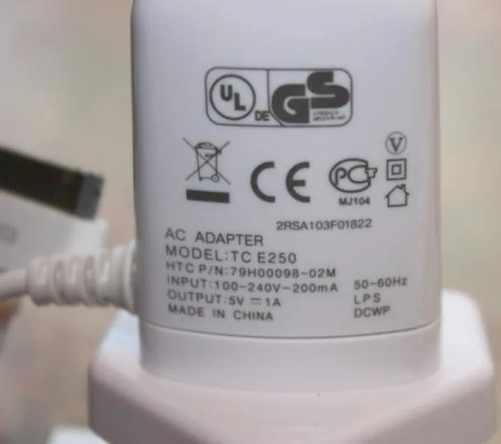 Caricabatterie da viaggio «Travel charger for iPad and iPhone (NOT ORIGINAL PRODUCT)» — foto 1 dell'alert A12/0710/13