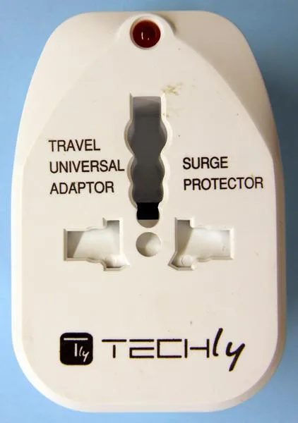 Adattatore da viaggio «TRAVEL UNIVERSAL ADAPTOR» — foto 2 dell'alert A12/1503/19