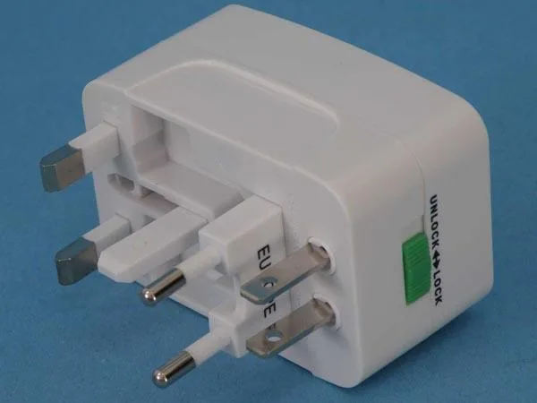 Adattatore per spina da viaggio «TRAVEL UNIVERSAL ADAPTOR / UNIVERSAL POWER PLUG ADAPTER» — foto 3 dell'alert A12/1700/16