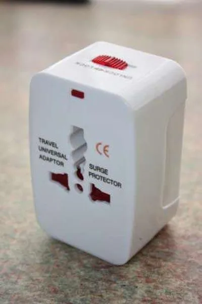 Adattatore della spina di viaggio «Travel Universal Adaptor» — foto 1 dell'alert A12/0996/15
