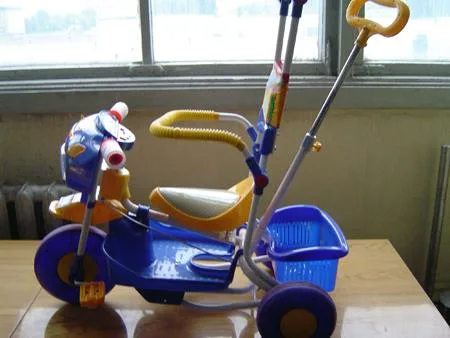 Triciclo in forma di motociclo