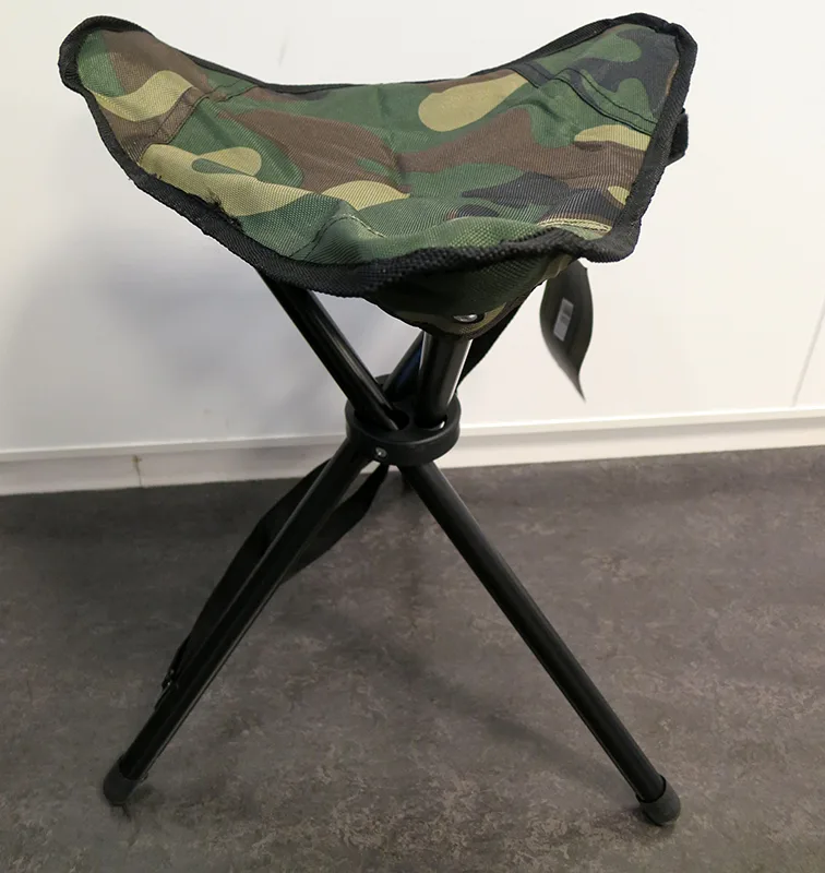 Sgabello da esterno pieghevole «Tripod foldable stool / Tripod sammenleggbar krakk» — foto 1 dell'alert A12/00305/20