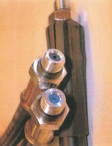 Tubi di gonfiaggio della tuta secca – orifizio di limitazione del flusso — foto 2 dell'alert 0540/09