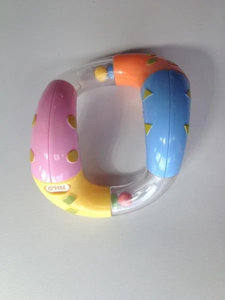 Giocattolo a sonaglio «Twist &amp; Turn Rattle» (1) Tolo, 2) Tolo / Marks and Spencer (M&amp;S))