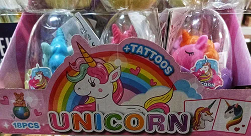 Unicorno giocattolo in un uovo di plastica «Unicorn+tattoos»