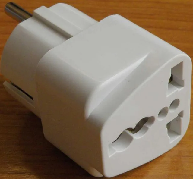 Adattatore della spina «Universal Adaptor» — foto 3 dell'alert A12/1699/14