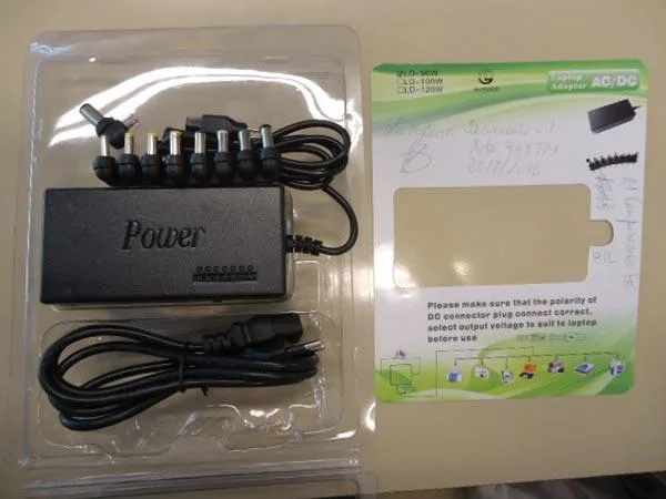 Adattatore per computer portatili «Universal Laptop Car and Airplane Adaptor» — foto 1 dell'alert A11/0078/17