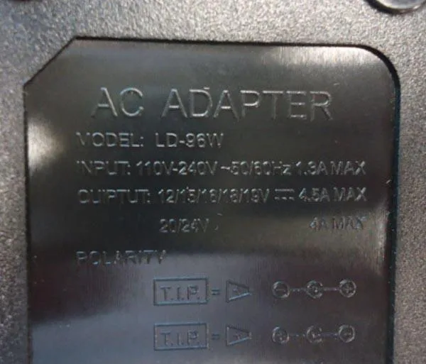 Adattatore per computer portatili «Universal Laptop Car and Airplane Adaptor» — foto 2 dell'alert A11/0078/17