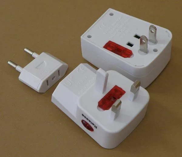 Adattatore per spina da viaggio con alimentatore USB «Universal Reiseadapter mit USB» — foto 3 dell'alert A12/0621/15