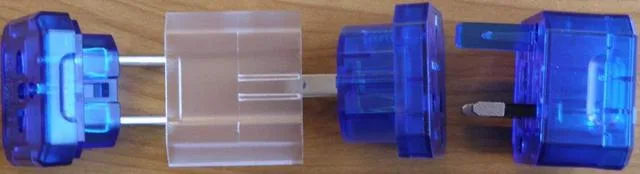 Adattatore della spina di viaggio &amp; #13; &amp; #13; «Universal travel adaptor» — foto 1 dell'alert A12/0162/13
