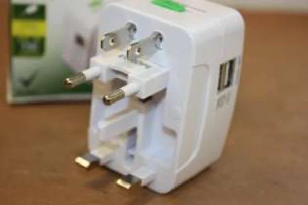 Adattatore della spina di viaggio «Universal Travel Adaptor» — foto 1 dell'alert A12/1733/15