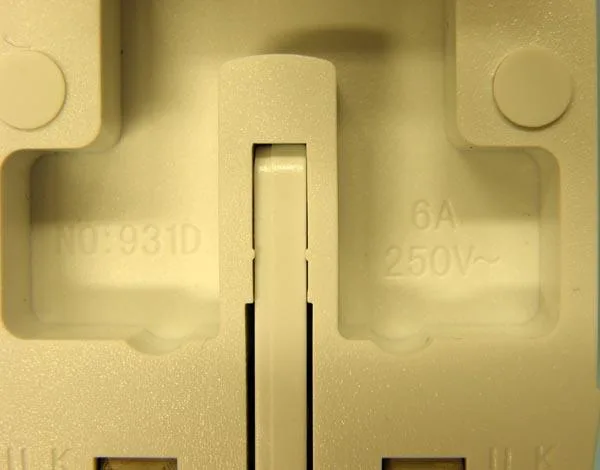 Adattatore da viaggio «UNIVERSAL TRAVEL ADAPTOR» — foto 2 dell'alert A12/1795/19