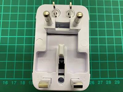 Adattatore da viaggio «universal travel adaptor» — foto 1 dell'alert A12/00473/23
