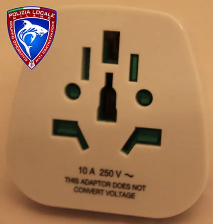 Adattatore di viaggio «UNIVERSALE ADATTATORE 2 P+T 10a 250V~» — foto 3 dell'alert A12/00002/24