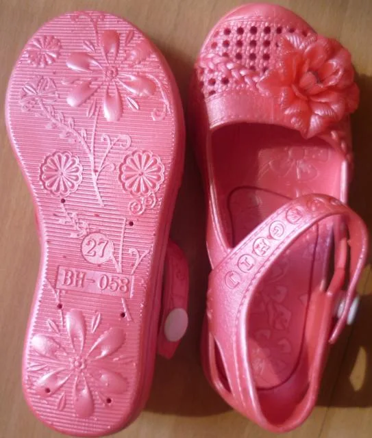 Scarpe da donna «Unknown» — foto 2 dell'alert A12/0793/13