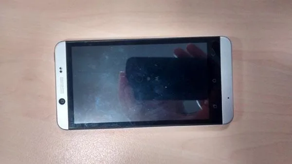 Telefono cellulare con caricabatterie «Unknown» — foto 2 dell'alert A12/0039/15