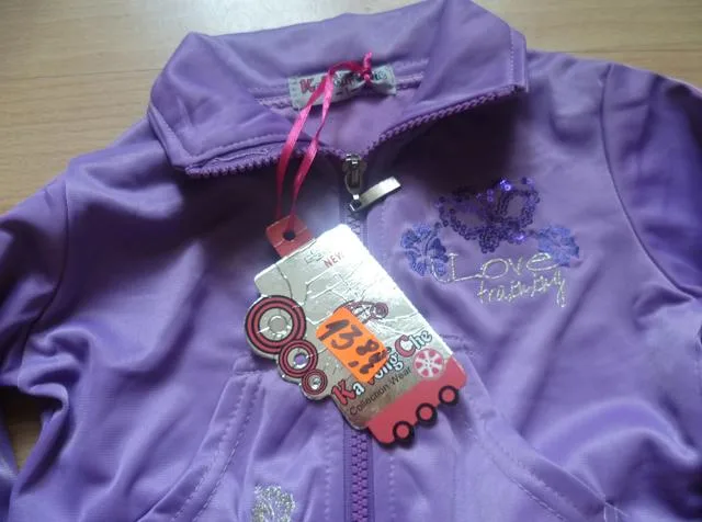 Set di abbigliamento sportivo per ragazze &amp; #13; &amp; #13; «Unknown» (Ka Tong Che)