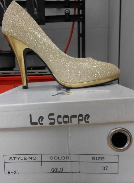 Scarpe da donna «Unknown» — foto 1 dell'alert A12/0972/13