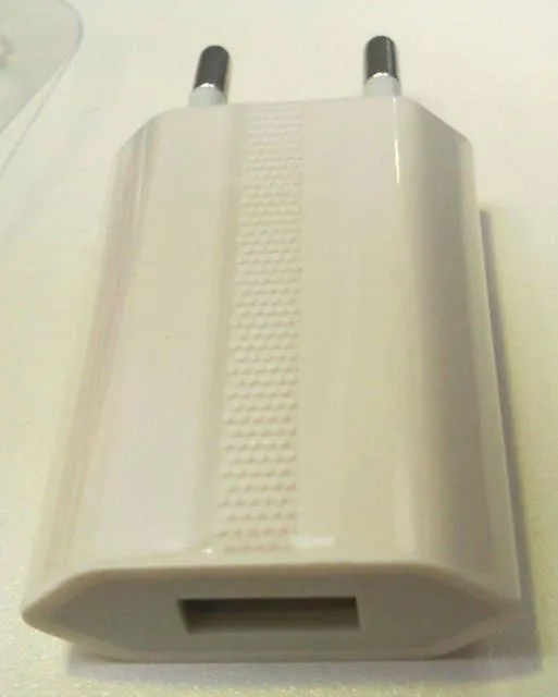 Caricabatterie USB per telefono «Unknown» — foto 1 dell'alert A12/0456/14