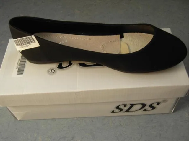 Scarpe da donna «Unknown» — foto 2 dell'alert A12/0877/13