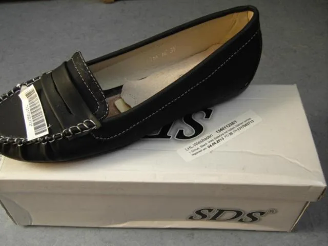 Scarpe da donna «Unknown» — foto 2 dell'alert A12/0881/13