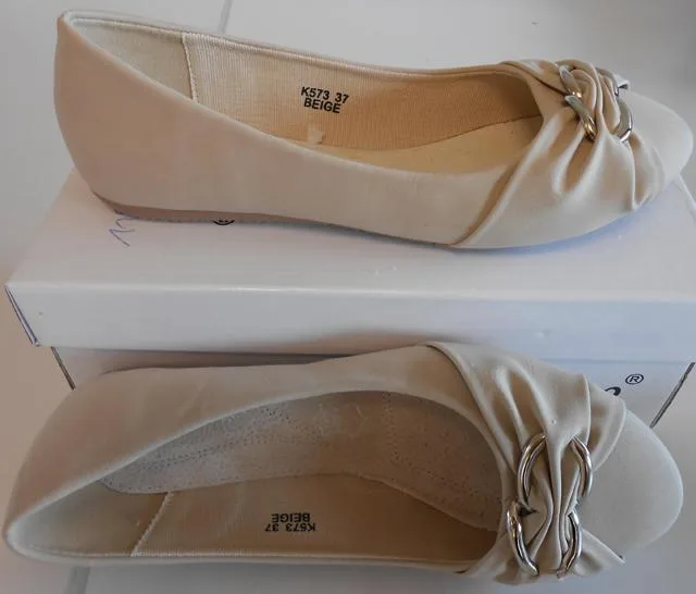 Scarpe da donna «Unknown» — foto 2 dell'alert A12/0973/13