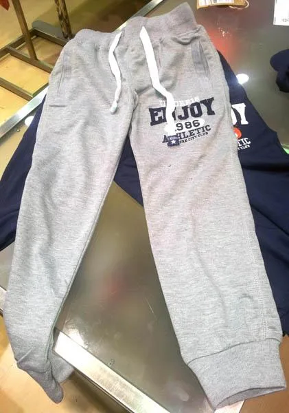 Pantaloni per ragazzi «Unknown» (Under 18 Just for You)