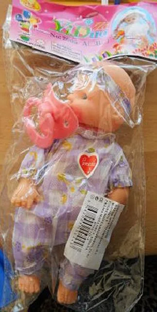 Bambola di plastica con succhietto «Unknown» (Yiduo Zi)