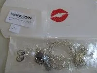 Set di gioielli «Vampire Diaries Geschenkpackung Halsketten, Ohrringe und Armband in Kissenkasten» — foto 1 dell'alert A12/00454/21