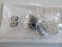 Set di gioielli «Vampire Diaries Geschenkpackung Halsketten, Ohrringe und Armband in Kissenkasten» — foto 2 dell'alert A12/00454/21