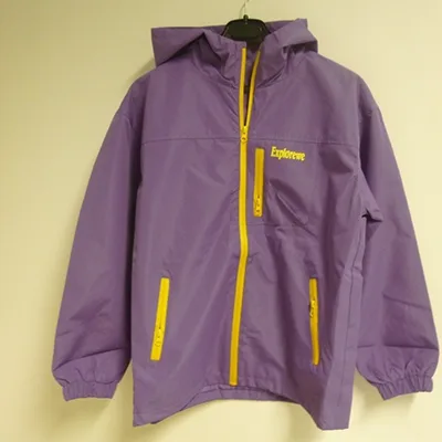 Giacca «Veste à capuchon mauve et zip jaune» (Shein)